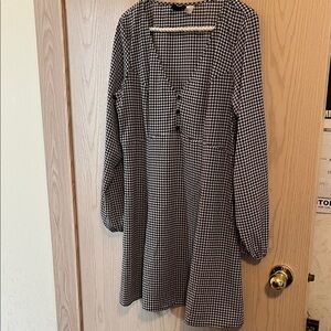 H&M Black & White Houndstooth V-Neck Long Sleeve Dress